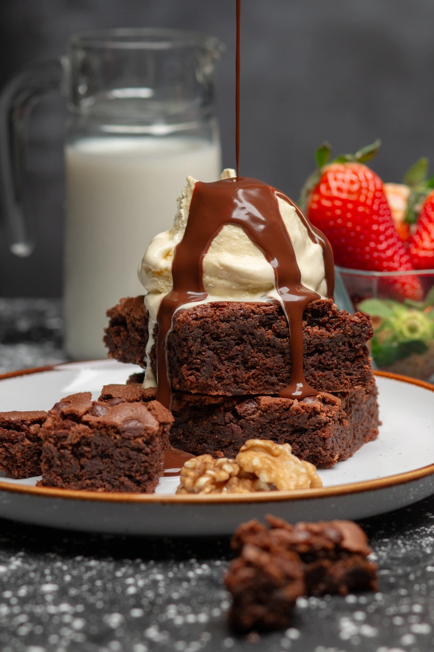 Brownies amb gelat, xocolata i maduixes.